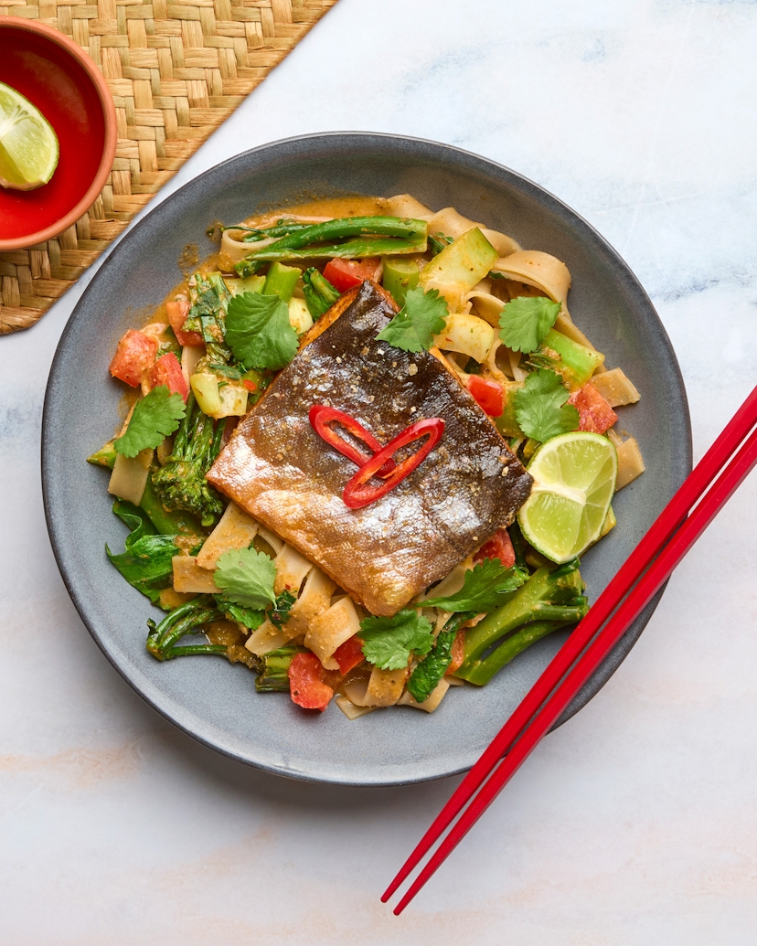 Amp up a classic Thai red curry. A colourful medley of Tenderstem broccoli, pak choi and bell pepper for a colour boost. Wide brown rice noodles to soak up a delicious sauce of coconut, ginger and garlic. Generous squeeze of lime and a sprinkle of coriander to finish.